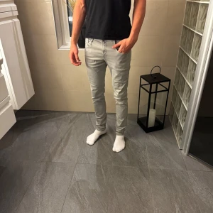 Replay hyperflex - Säljer ett par ljusgrå hyperflex jeans från Replay med klassisk femficksdesign och diskret logga på fickan. Jeansen har smal passform och är tillverkade i mjukt bomullsmaterial med stretch för extra komfort. Perfekta för dig som gillar en clean och modern look.