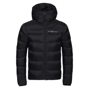 Svart dunjacka från Sail Racing - Svart dunjacka från Sail Racing med huva och diskret logga på bröstet. Jackan har quiltad design, dragkedja framtill och är perfekt för kyliga dagar. Snygg och stilren modell som håller värmen utan att kännas klumpig. Nypris 4200kr, köpt vintern 2023, har lite defekter men inget som syns eller som påverkar jackans funktion. Skriv privat för bilder 