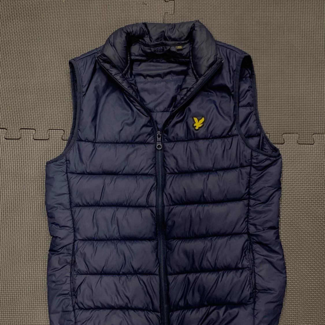 Mörkblå dunväst från Lyle & Scott XS