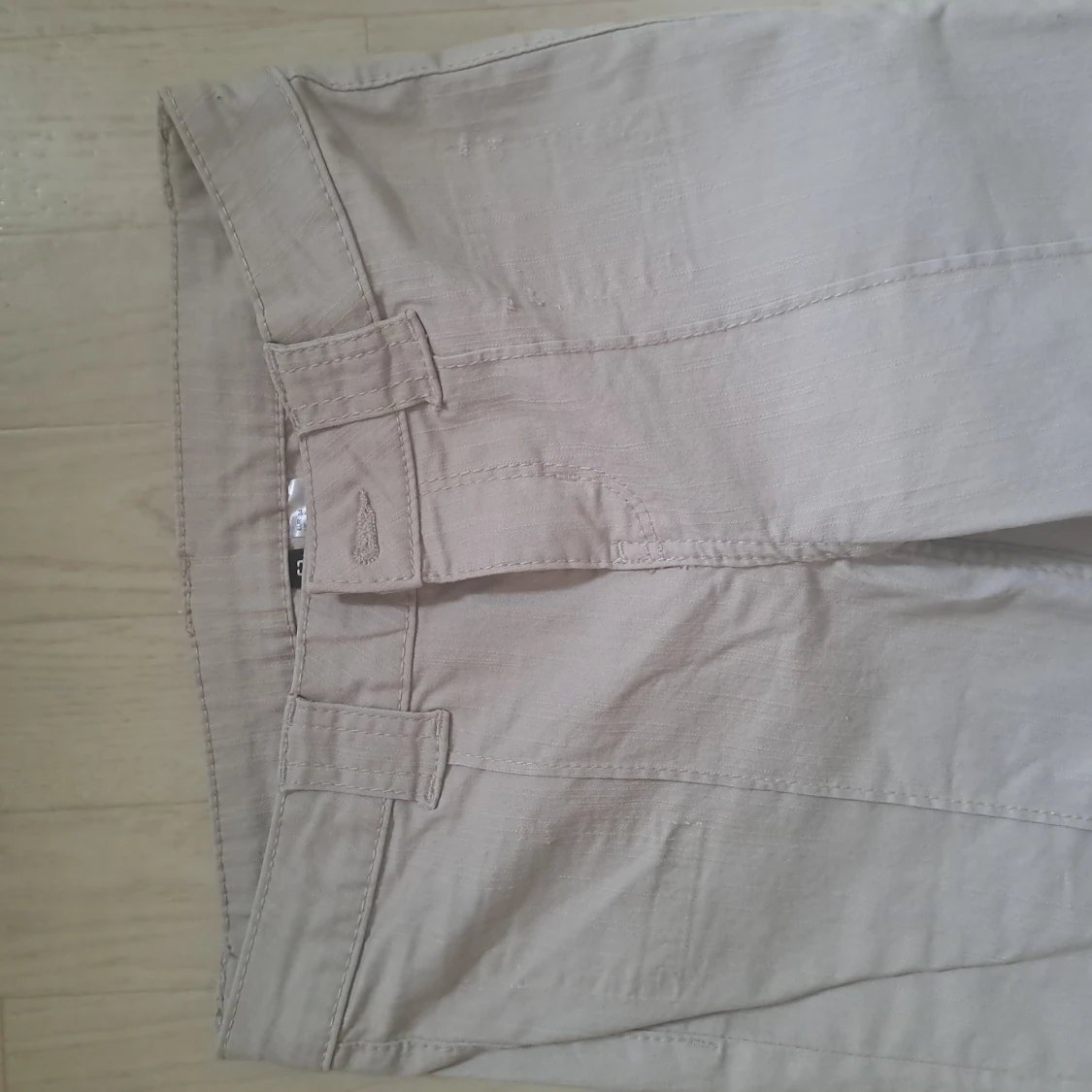 Beige raka chinos i bomull