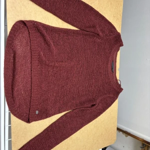 Vinröd stickad tröja - Fin vinröd stickad tröja i bra skick, storlek s