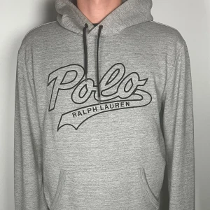Ralph Lauren hoodie  - Säljer en riktigt snygg och trendig Ralph Lauren hoodie i fint skick, storlek L, vid frågor är det bara att skriva //Gramenti