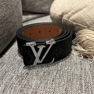 Svart bälte med silvrigt märke - Svart bälte med silvrigt märke som är väldigt unikt och stiligt till dig med ortenstilen, den passar även till grisch och kostym som du kan använda den till speciella tillfällen