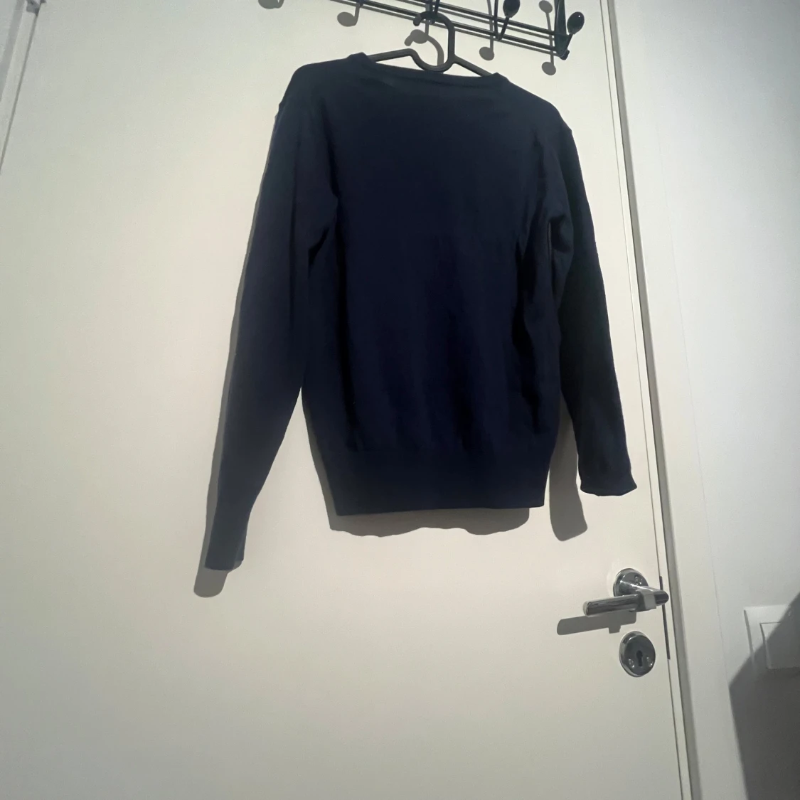 Tre basic långärmade tröjor i olika färger - 1