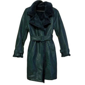 Mörkgrön skinnkappa med fuskpäls - Snygg grön lång kappa i skinnimitation med bred krage och fuskpäls. Bältet i midjan ger en schysst siluett och ärmarna har spänndetaljer. Perfekt för dig som vill sticka ut med en edgy och trendig look. Varm och skön till både höst och vinter. (trenchcoat/mörkgrön/grön/fuskpäls/päls/pu läder/läderimitation/skinnimitation)