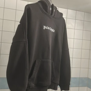 Palm angels - En skön palm angels hoodie, svart, passar perfekt till hösten.