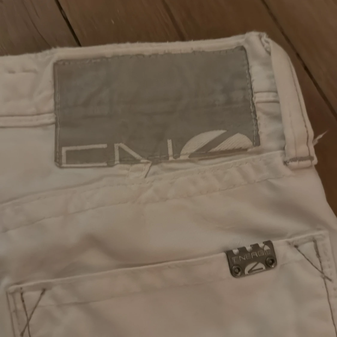 Vita jeansbyxor från ENERGIE, stl 31 - 4