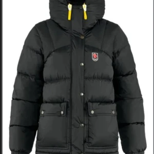 Svart dunjacka från Fjällräven - Jag undrar om någon skulle vilja byta sin fjällräven svart i xs mot min svarta fjällräven i xxs?❤️