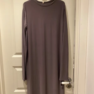 Långärmad grå långklänning - Grå mjuk abaya, köpt i Köpenhamn. 