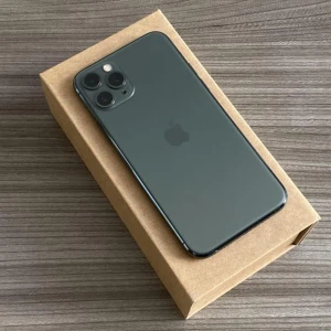 iPhone 11 Pro max - Säljer min iphone som knappt är använd och det kan ske under telefonsamtal att mikrofonen skrapar och laggar lite.