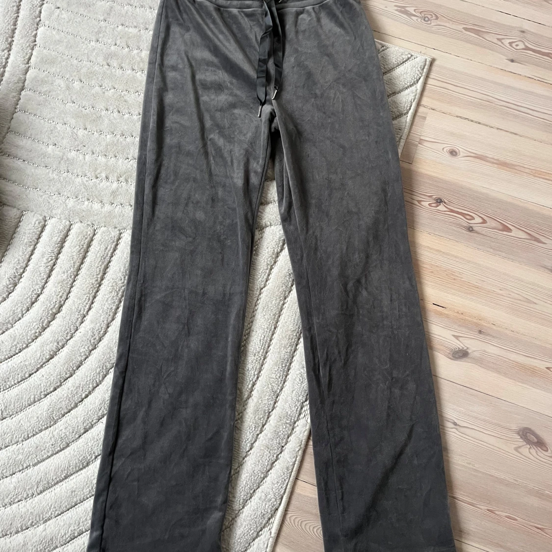 Gråa vida mjukisbyxor med snörning