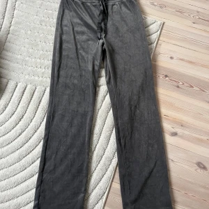 Gråa vida mjukisbyxor med snörning - Mysiga grå mjukisbyxor med vida ben och snörning i midjan. 