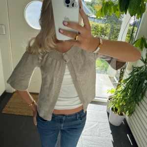 Beige stickad kofta med knapp - Super söt! 