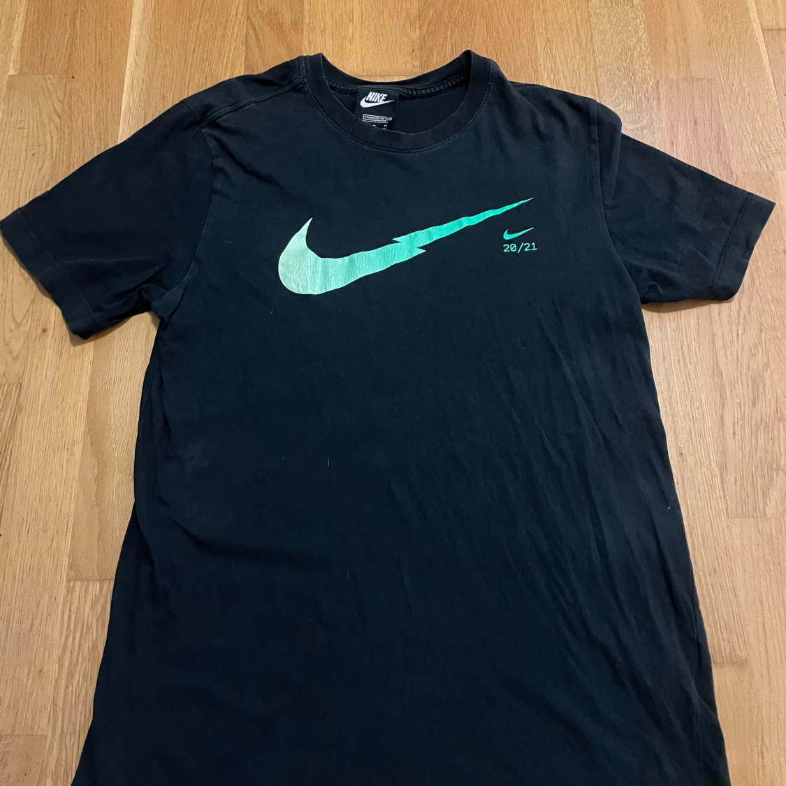 Svart Nike t-shirt med grön logga