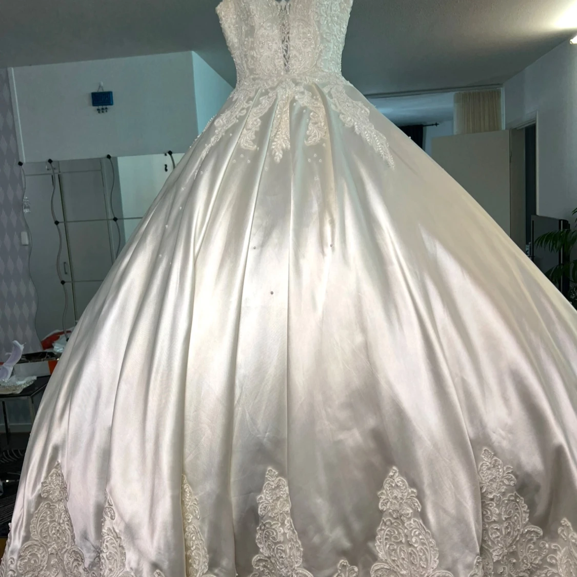 Vit prinsessklänning med spetsdetaljer - 3