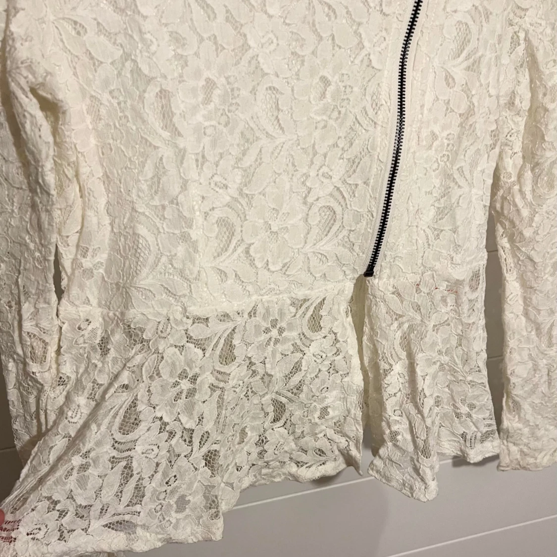 Vit spetsblus med dragkedja från NLY Trend - 2