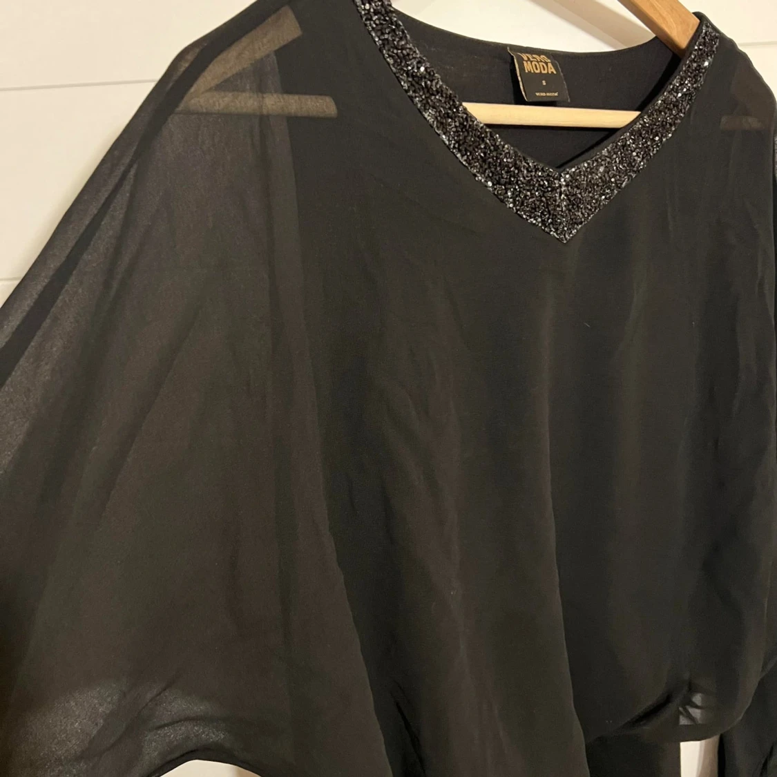 Svart klänning med glittrig v-ringning - 1