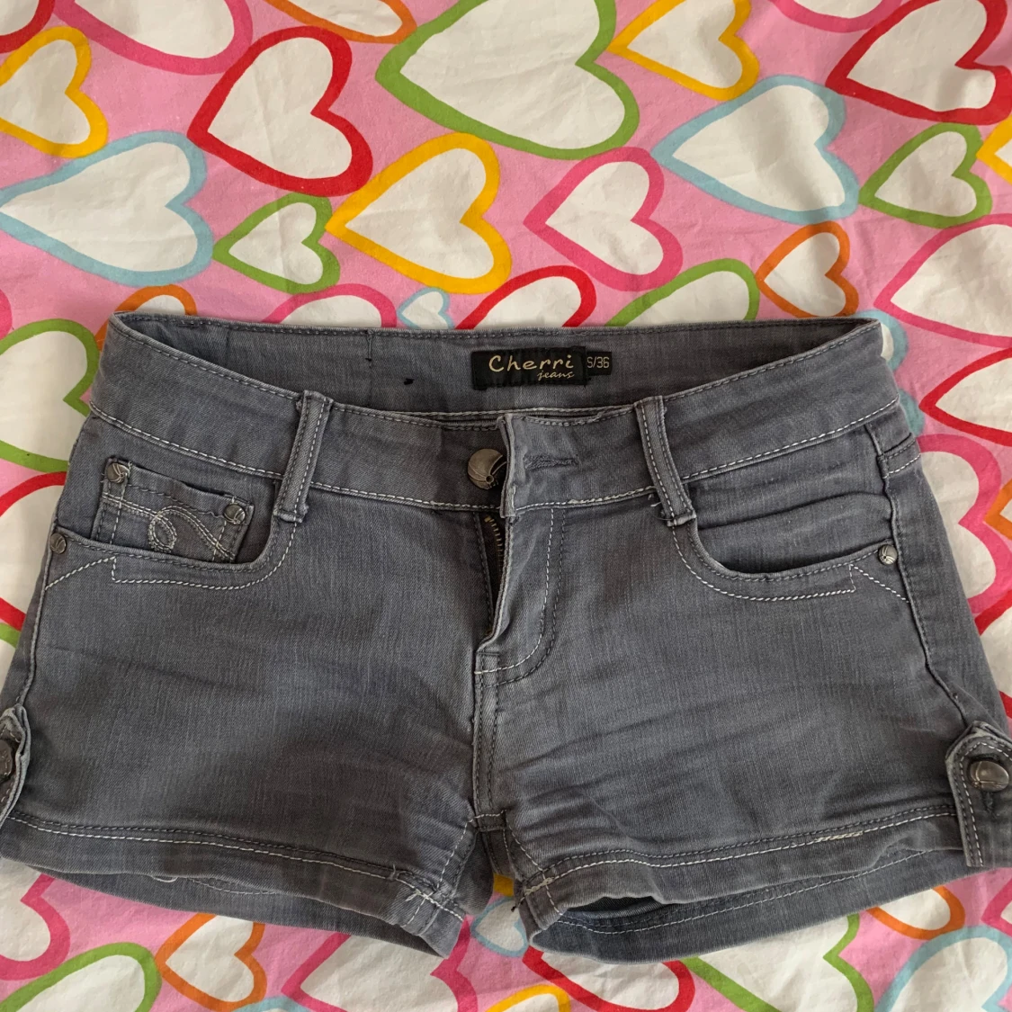 Grå jeansshorts från Cherri