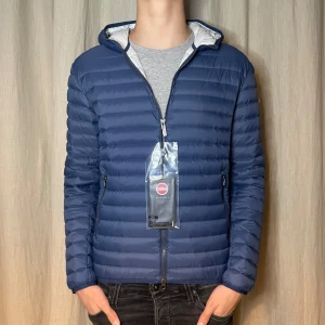 Colmar jacka  - En sjukt fet colmar jacka som är väldigt lite använd ✅ Jackan är i storlek 50 vilket motsvarar S/M. Passar perfekt på någon som är mellan 165-175✨ Det ska noteras att lappen inte längre sitter kvar! Fraktas inom 24 timmar🚗