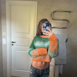 Fin lite kortare trörja från Zara❤️ - Säljer en jätte fin och gosig tröja från Zara som aldrig är använd! Hur man vill att den ska sitta är upp till en men jag är 170cm lång❤️