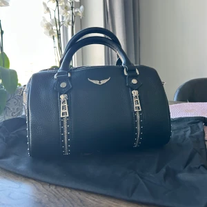 Sunny XS studs - Sunny bag XS från Zadig & Voltaire, inga skador, dustbag ingår, tyvärr har jag tappat bort det långa bandet!!!💔 inga missfärgningar, jag postar endast - möts INTE upp, nypris ca 5000 kr