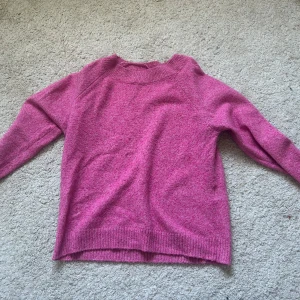 Rosa stickad tröja från Vero Moda - Rosa stickad tröja i storlek s men passar även xs, köpte den för 299 kr för ett år sen, har använt den några gånger men fortfarande i bra skick. 