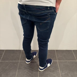 Dondup Jeans George  - Dondup Jeans George! Trendigaste jeansen på marknaden.  Skick= 9,5/10 Ny pris= 4000 kr Säljs för= 799 kr 
