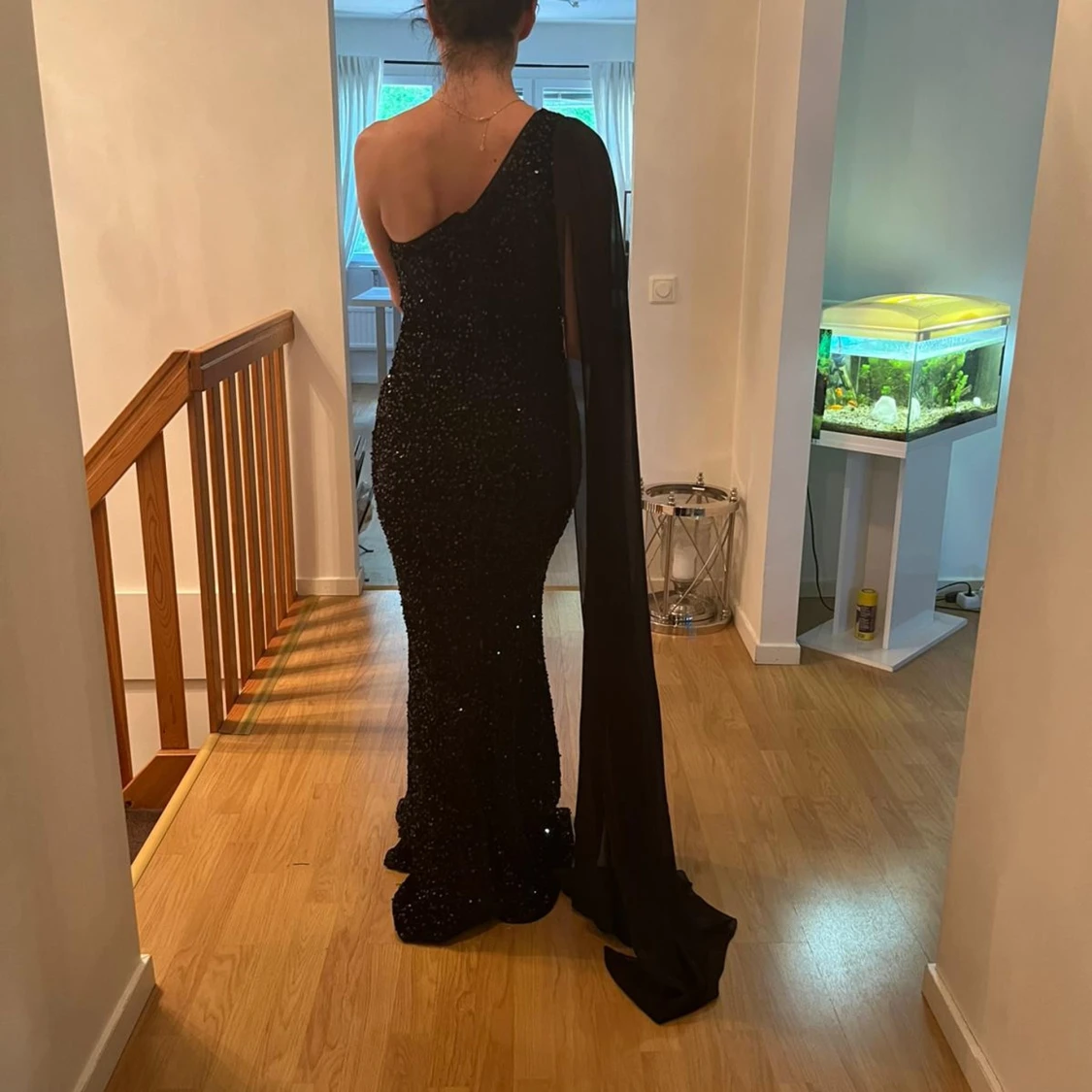 Svart glittrig långklänning oneshoulder - 1