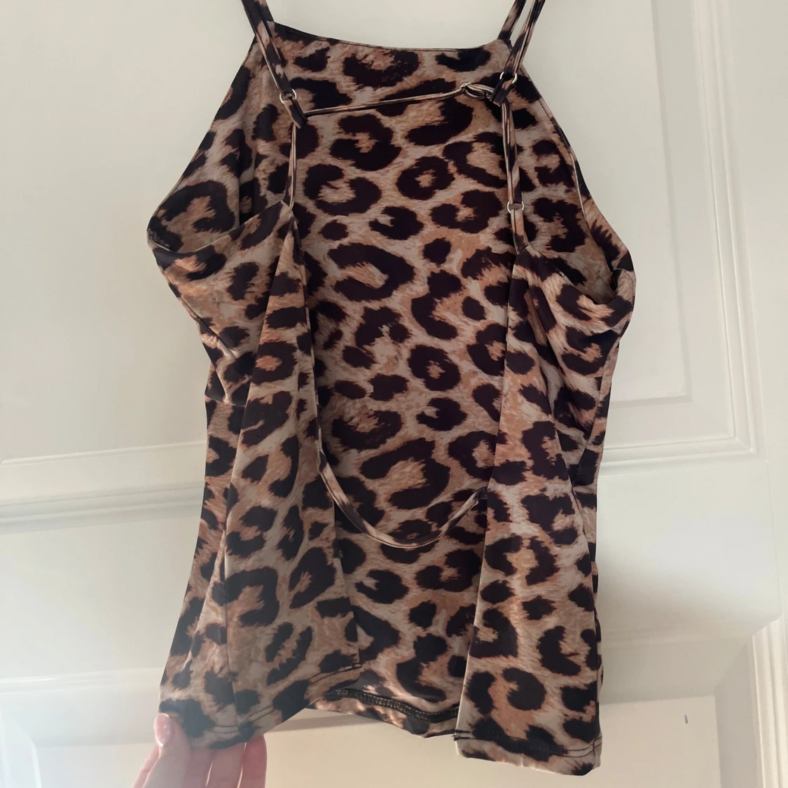 Leopardmönstrad topp med öppen rygg - 3