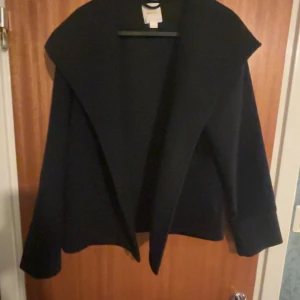 Svart kappa från Gina Tricot - Säljer min marinblå kappa från Gina tricot. 🩷 Jackan är superfin och lätt att stylea, ger en clean look som passar perfekt till höst och vår. Jag har ej använt den mycket pga att ja köpte en annan, bra skick och inga defekter.  Skriv om du har frågor eller vill ha mer bilder 🩷