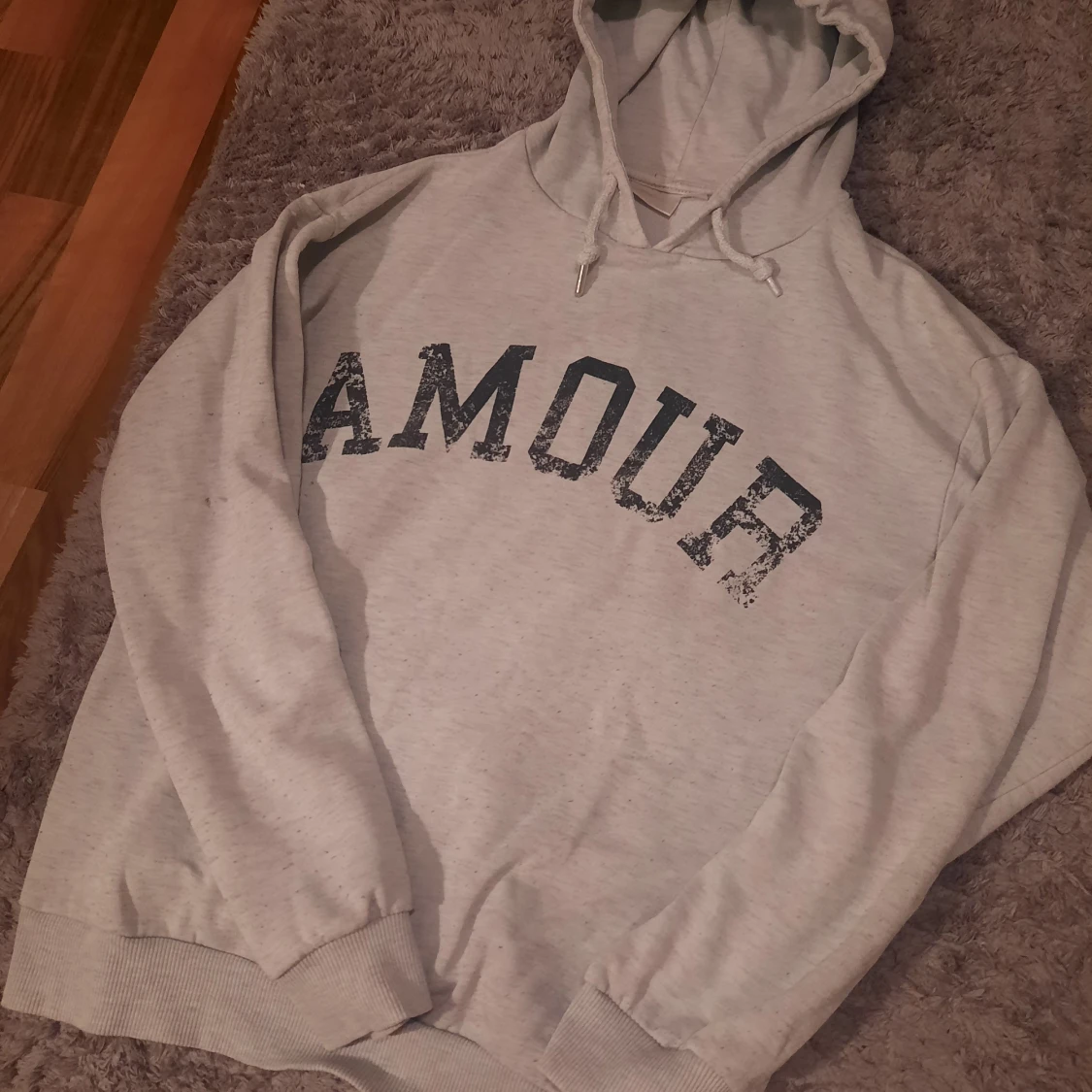 Grå hoodie från GINA