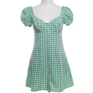 Grön och vit rutig klänning H&M - Supersöt kort klänning från H&M i grönt och vitt rutigt mönster. Köpt secondhand men kom aldrig till användning då den tyvärr var för liten, inga defekter som jag lagt märke till men den är köpt secondhand så vet inge hur mycket den har använts😊 Skriv privat för fler frågor eller bilder!