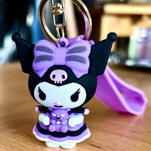 Söt nyckelring med Kuromi-motiv! - Söt nyckelring i silikon med Kuromi-motiv och karbinhake. Höjd figur: 6 cm. Total längd: 20 cm. Oanvänd.