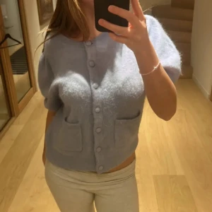 Other stories kofta - Jag säljer denna fina blåa kofta ifrån Other stories i storlek S. Köpt på plick men i fint skick. Bild 2 är min egen dem andra är lånade, skriv för fler bilder! Pris går att diskutera!💞