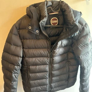 Collage jacka - Snygg pufferjacka från Colmar. Jackan är i storlek 44 vilket motsvarar storlek S. Jackan  har inga hål eller defekter, perfekt nu inför hösten/vintern. Skriv om du undrar över något.