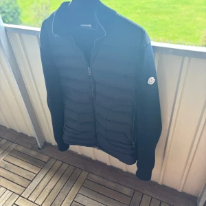 Marinblå moncler cardigan - Säljer min marinblå moncler cardigan då ja e trött på den och behöver nytt i garderoben,       har inget kvitto eller annat äkthetsbevis mer än att allt funkar på jackan och om man äkthets kollar den kommer de stå att den är äkta men man kan inte vara säker, den är i bra skick och värd pengarna! Svarar snabbt, försöker sälja så snabbt de går. Pris är diskutabelt!