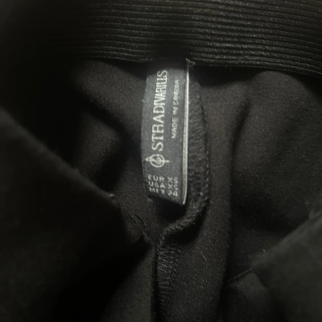 Svart kortkjol från Stradivarius X - 1