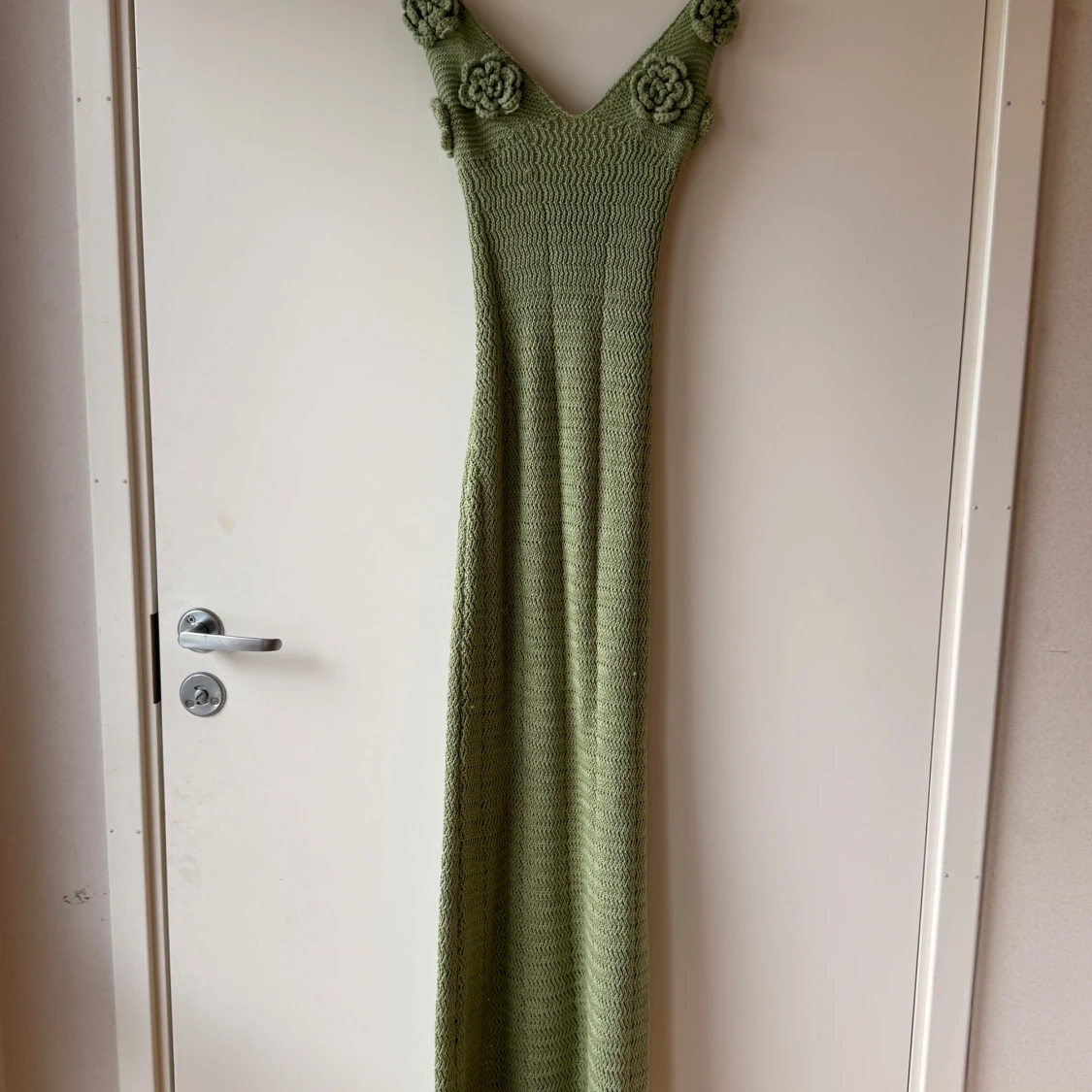 Grön stickad långklänning med blommor