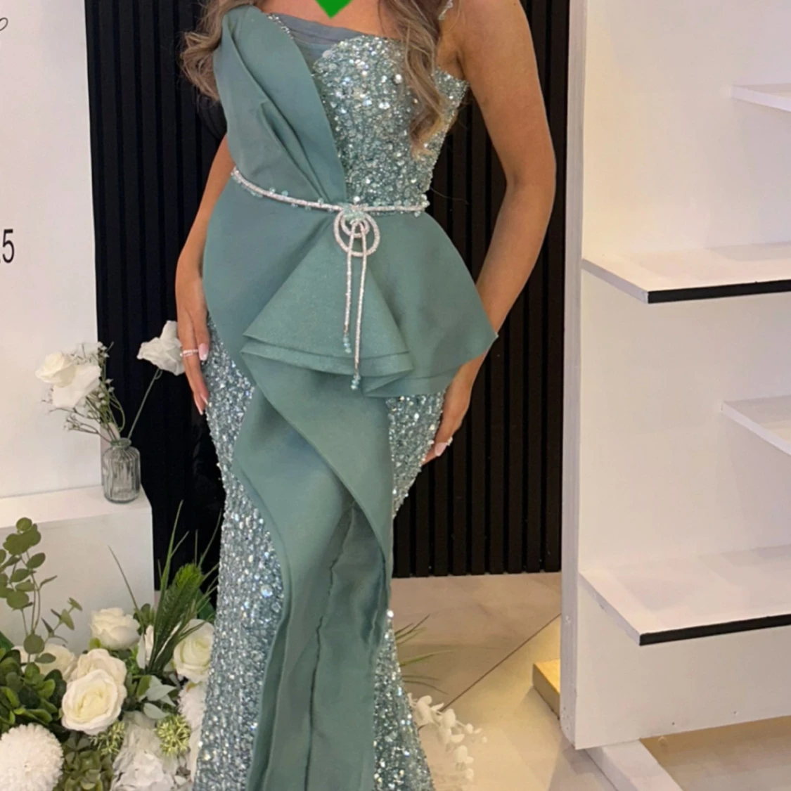 Glittrig grön långklänning med volang - 1