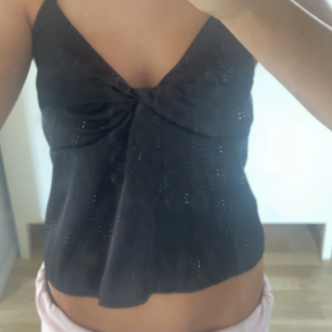 Svart satin linnetopp med knut