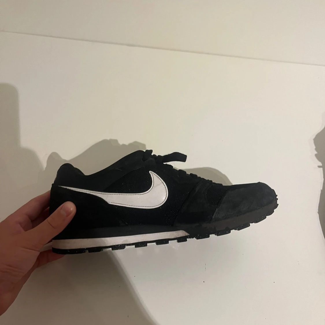 Svarta Nike sneakers med vit swoosh