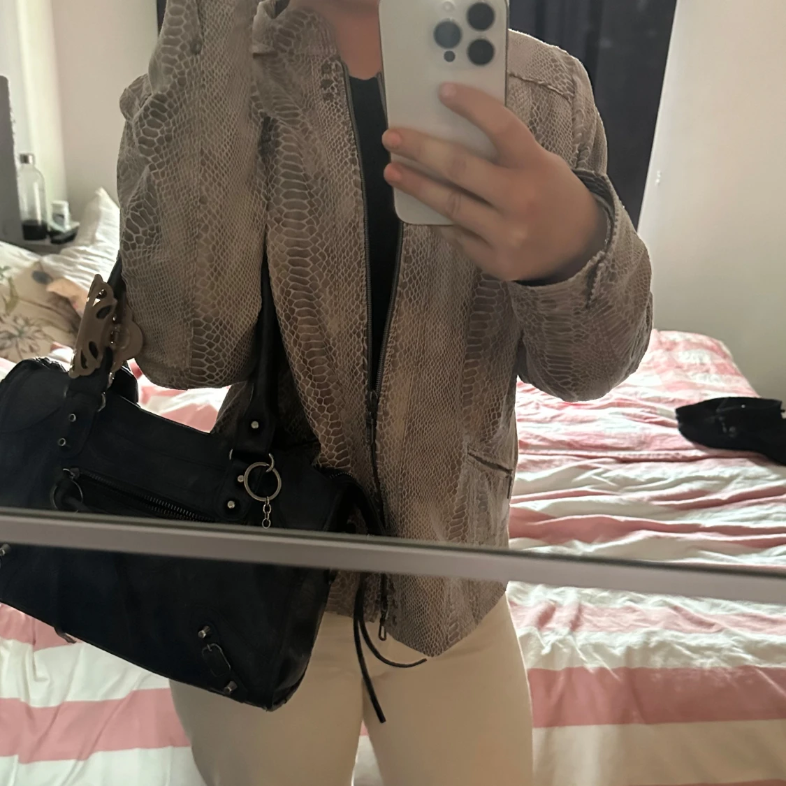 Beige skinnjacka med ormmönster