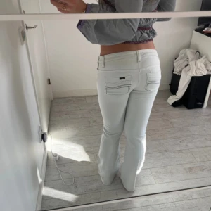 Vita Lee lågmidjade bootcut jeans  - Superfina lågmidjade bootcut jeans från Lee, midjemått 38 cm och innerbenslängd 74