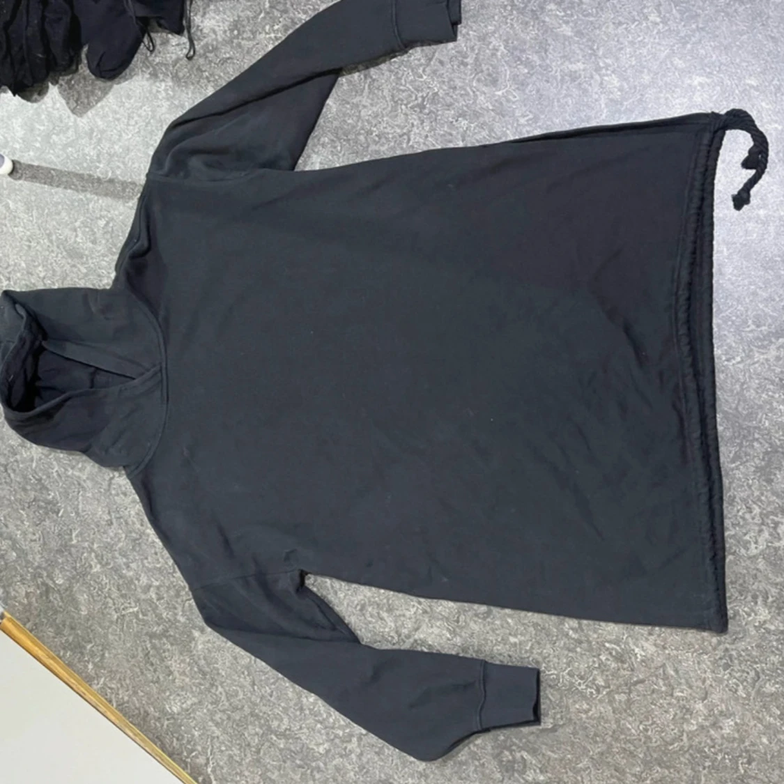 Svart lång hoodie med snörning - 1