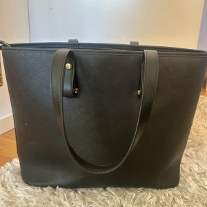 Svart väska H&M - Hej! Jag säljer denna väska från H&M som jag inte använder längre! Nypris 300kr mitt pris 150kr🩷