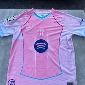  FUNKAR JÄTTE BRA TILL DE SOM HAR S-L/M.      Barça Lamine Yamal rosa matchtröja Nike - Säljer en FC Barcelona fotbollströja i rosa och ljuslila med Lamine Yamal och nummer 10 på ryggen. Tröjan har Nike-logga, klubbmärke, Champions League-märke och Spotify-sponsor. Tillverkad i lätt och ventilerande material, kortärmad och med tunna vita ränder.