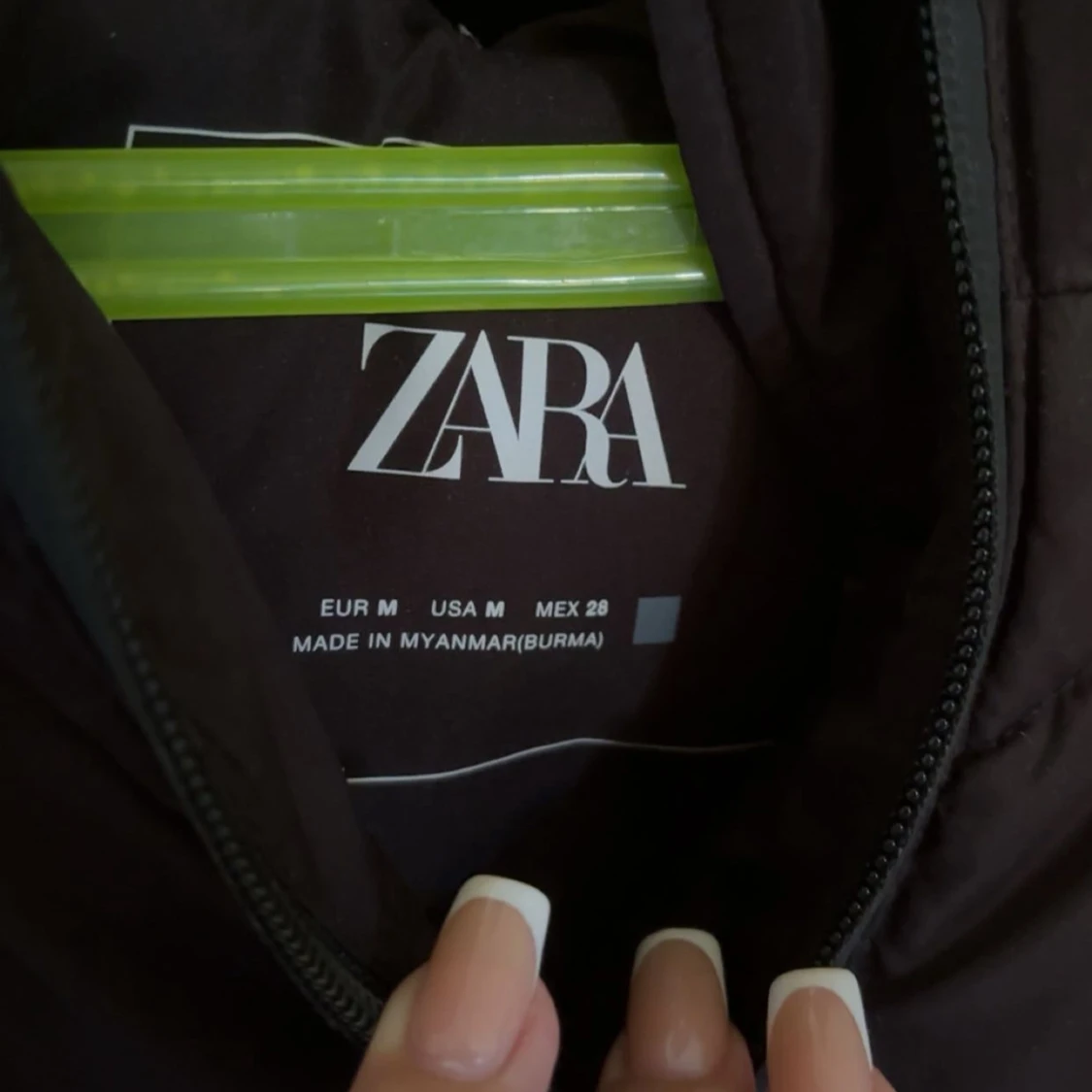 Svart dunväst med huva från Zara - 2