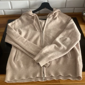 Shales Chasmere hoodie - Tja, säljer denna snygga cashmere tröjan från sayless! Ny pris 900kr skriv om frågor