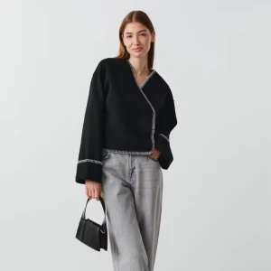 Svart jacka - Säljer denna blanket stitch jacket från Gina tricot som aldrig är använd 💓