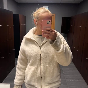 Vit teddyjacka - Mysig och fluffig teddyjacka från Pull&Bear som jag köpte på Sellpy men den är endast testad, utan några defekter.